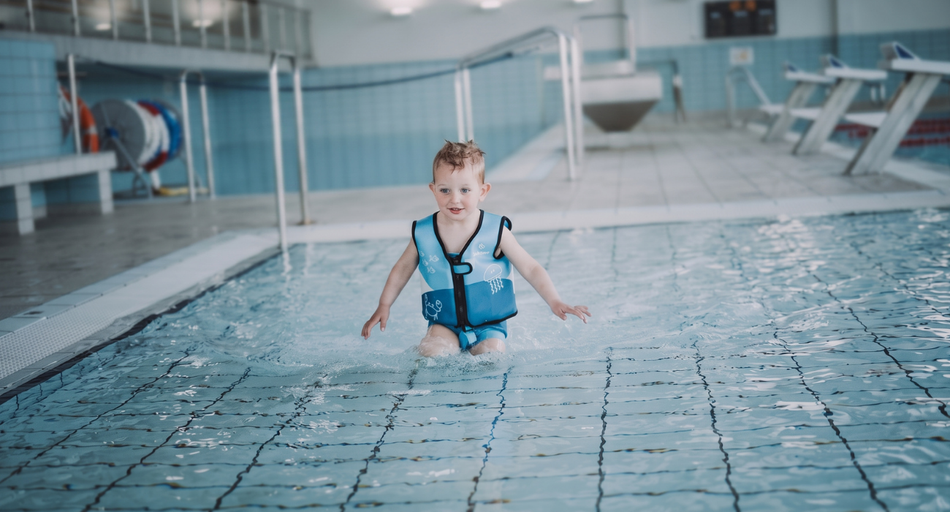So lernt dein Kind, im Wasser zu schweben und sich über Wasser zu halten