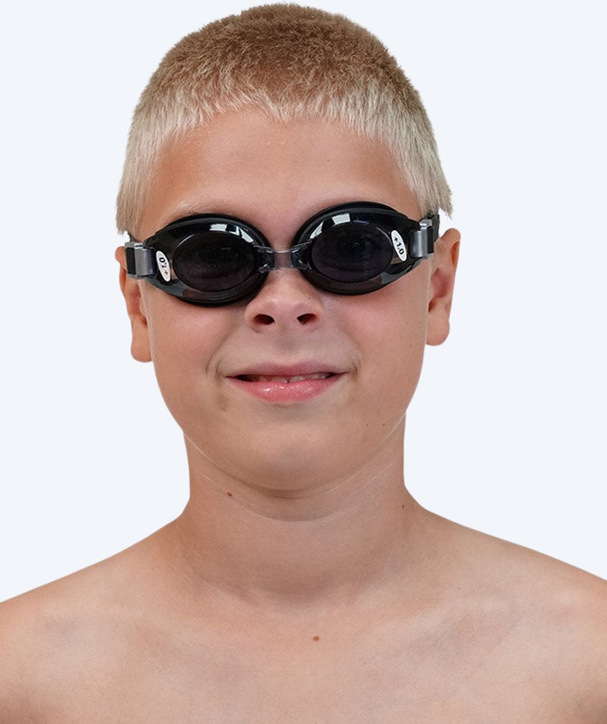 Primotec weitsichtige Schwimmbrille mit Sehstärke für Kinder (3-12) - (+1.0) bis (+8.0) - Schwarz (Smoke Scheiben)