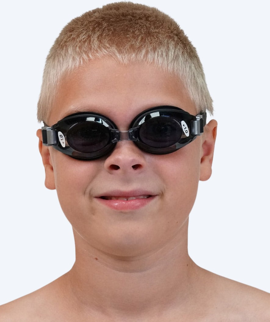 Primotec kurzsichtige Schwimmbrille für Kinder (3-12) - (-1.5) bis (-6.0) - Schwarz (Smoke Linse)