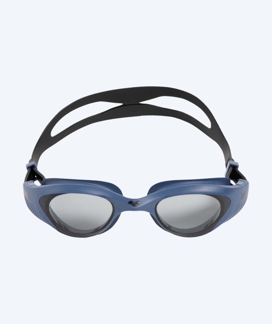 Arena Schwimmbrille für Freizeitschwimmer - The One - Dunkelblau/Schwarz (Smoke Scheiben)