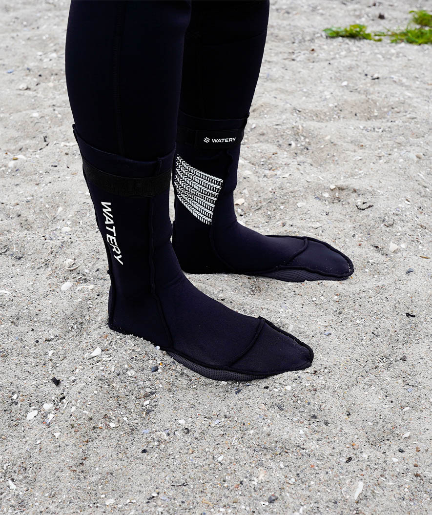 Watery Neopren Socken für das Freiwasserschwimmen - Calder Pro (2mm) - Schwarz