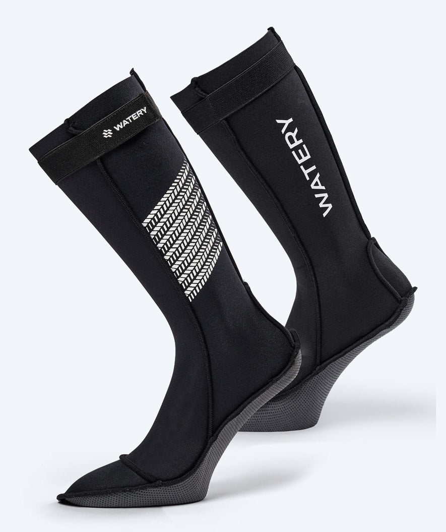 Watery Neopren Socken für das Freiwasserschwimmen - Calder Pro (2mm) - Schwarz