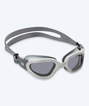 Watery Schwimmbrille fürs Training - Raven Active - Grau (Smoke Scheiben)