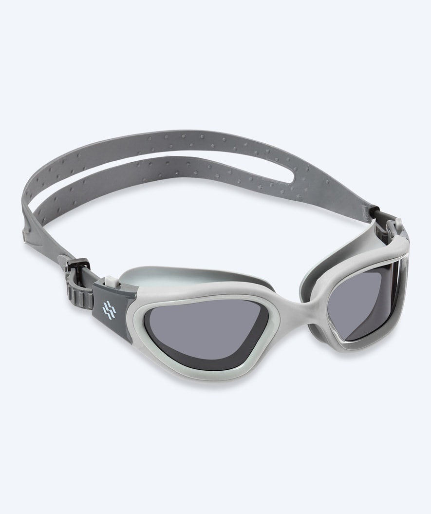 Watery Schwimmbrille fürs Training - Raven Active - Grau (Smoke Scheiben)