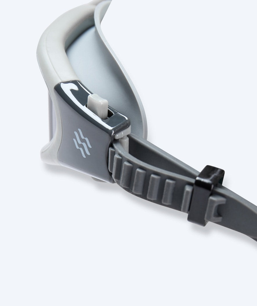 Watery Schwimmbrille fürs Training - Raven Active - Grau (Smoke Scheiben)