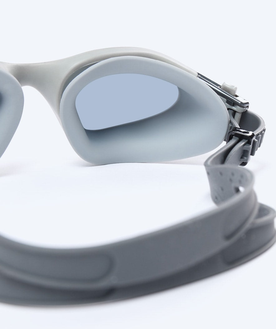 Watery Schwimmbrille fürs Training - Raven Active - Grau (Smoke Scheiben)