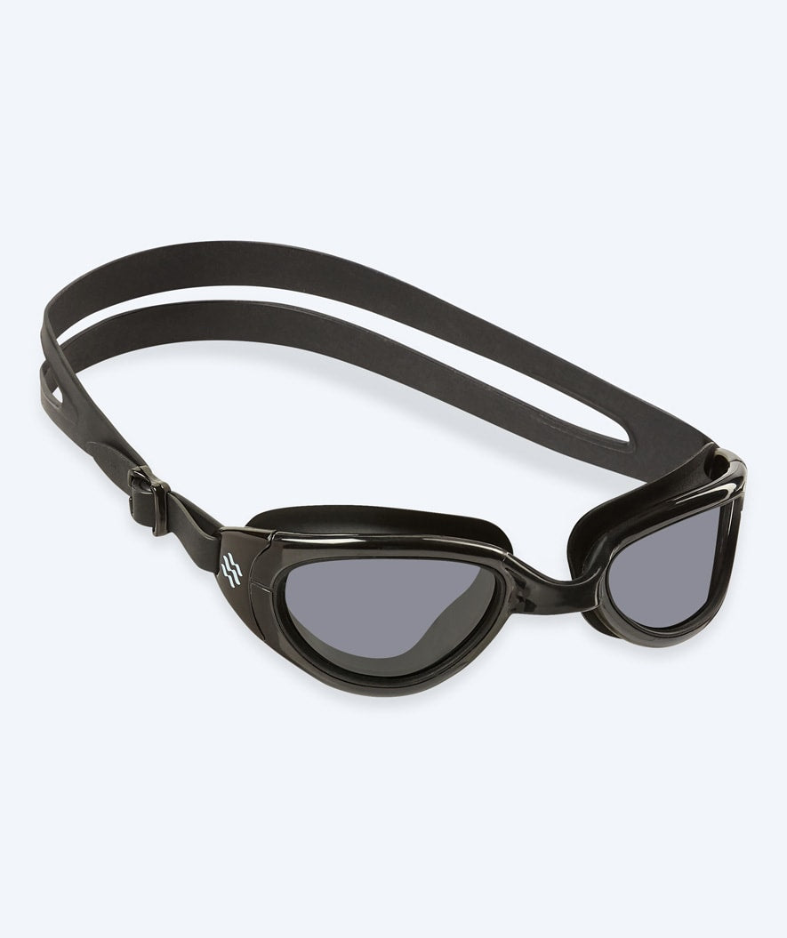 Watery Schwimmbrille fürs Training - Wade Active - Schwarz (Smoke Scheiben)